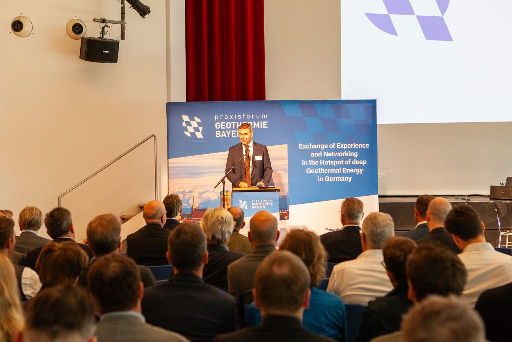 Veranstalter vor Publikum