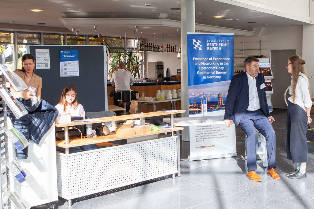 Empfangstresen und Mitarbeitende auf dem Praxisforum