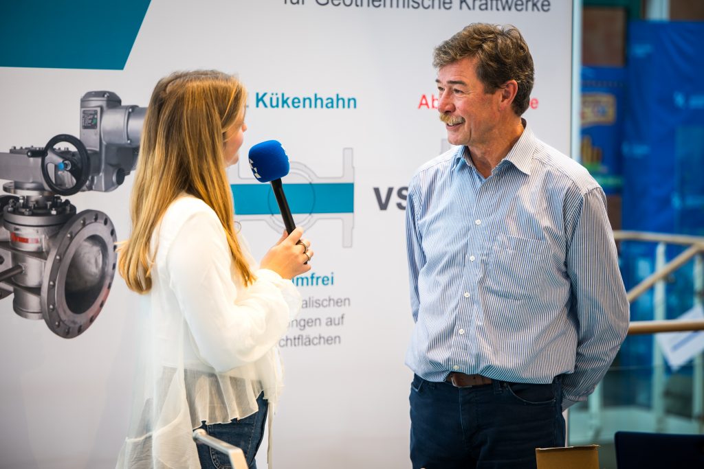 Frau interviewt Mann